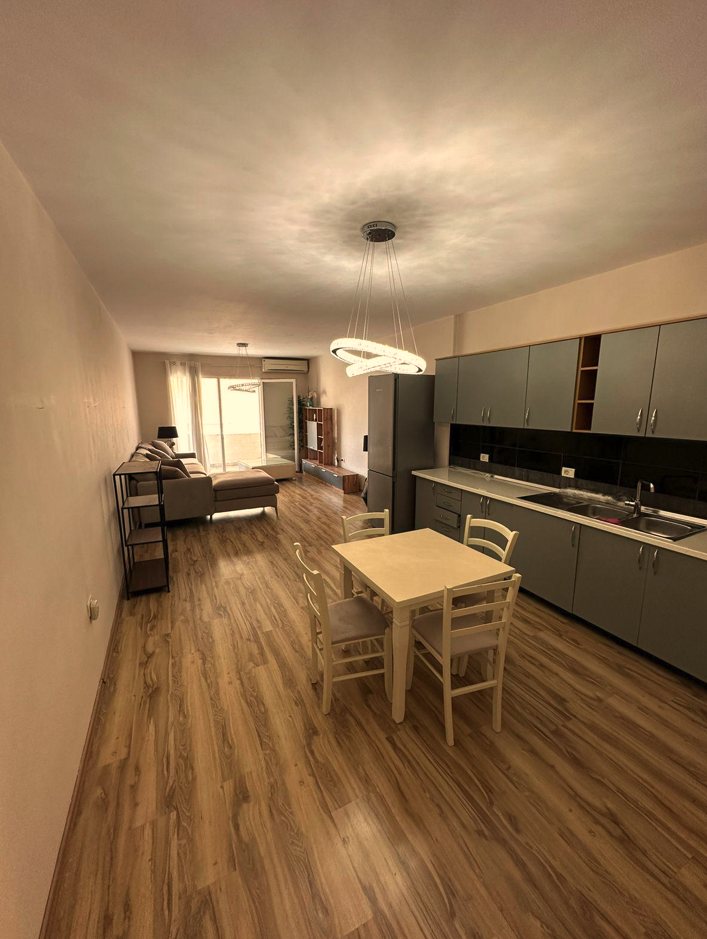 Tirane, jepet me qera apartament 2+1+Ballkon Kati 2, 100 m² 800 € (Kika 2)