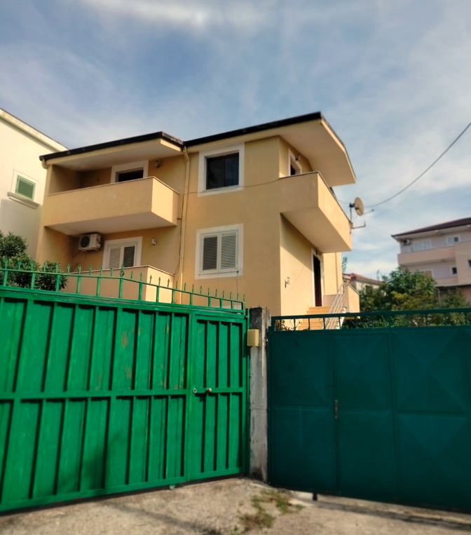 Tirane, jepet me qera Vile 3+1+Ballkon Kati 0, 262 m² 700 € (Vilat Gjermane)