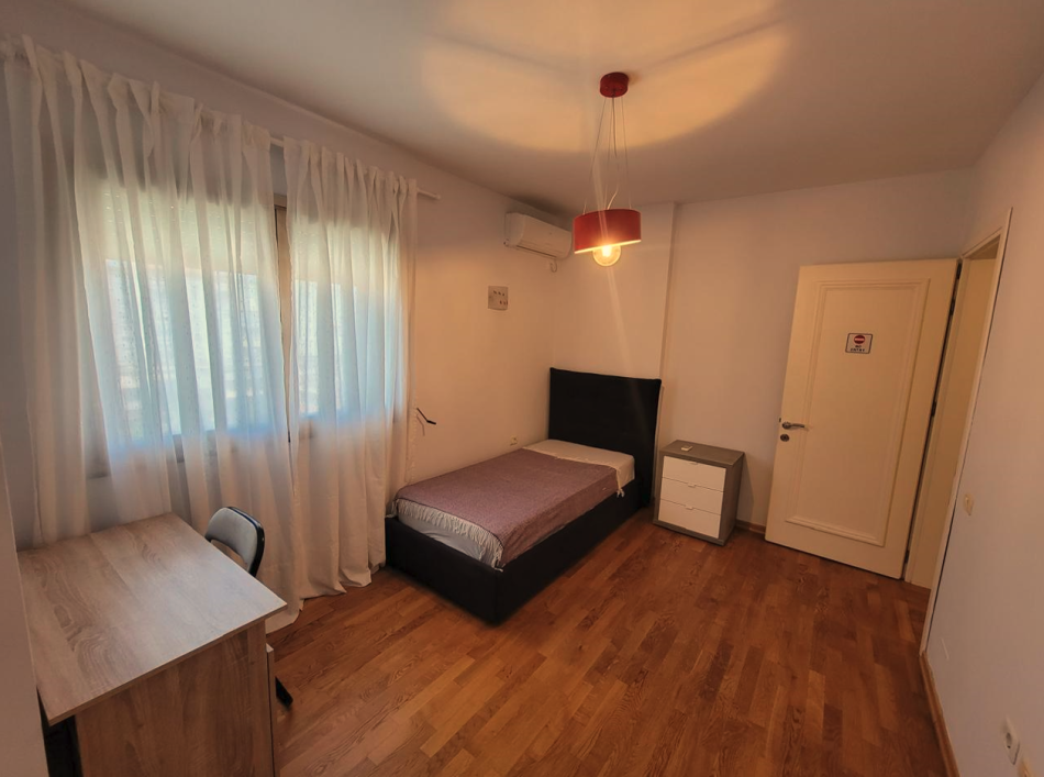 Tirane, jepet me qera apartament duplex/post parkimi 3+1+Ballkon Kati 6, 275 m² 1.500 € (Fakulteti Juridik)