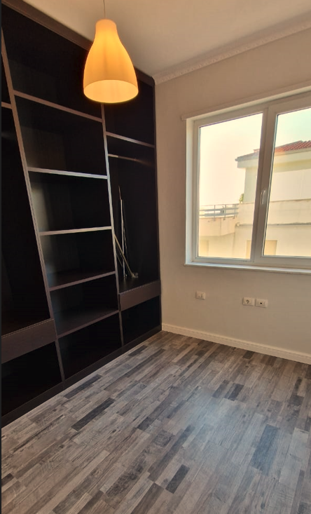 Tirane, shes apartament 2+1+Ballkon Kati 4, 102 m² 200.000 € (Kopshti Zoologjik)