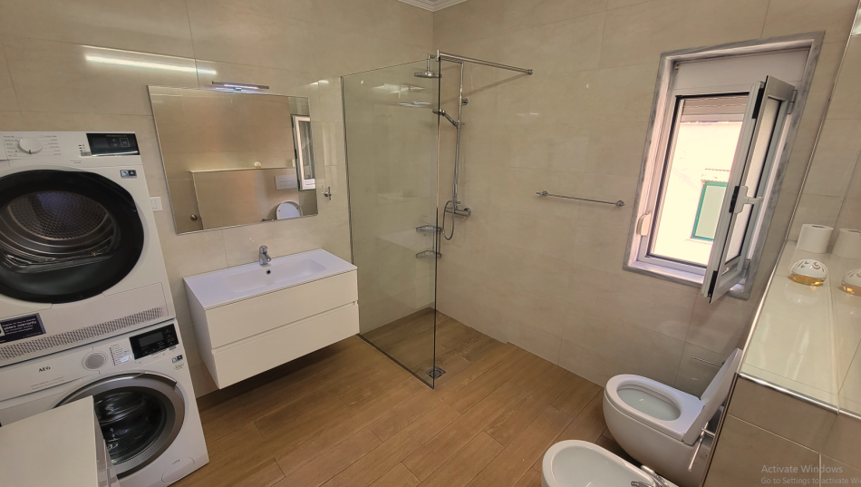 Tirane, jepet me qera apartament 2+1+Ballkon Kati 4, 136 m² 1.600 € (Bllok)