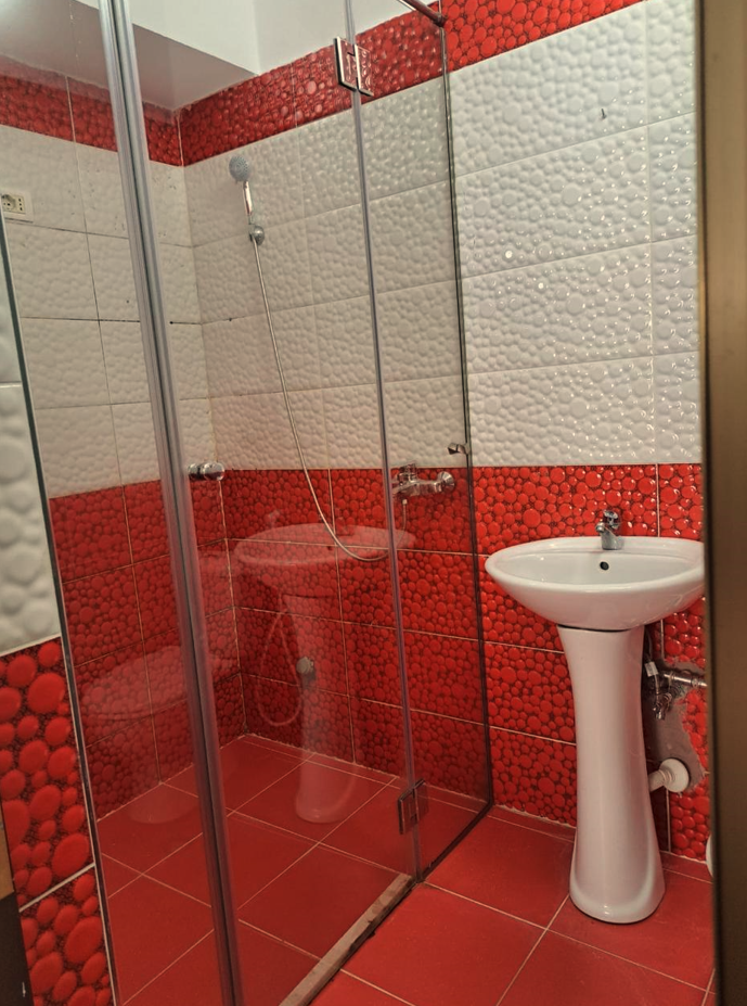 Tirane, jepet me qera zyre Kati 1, 153 m² 1.500 € (Bllok)