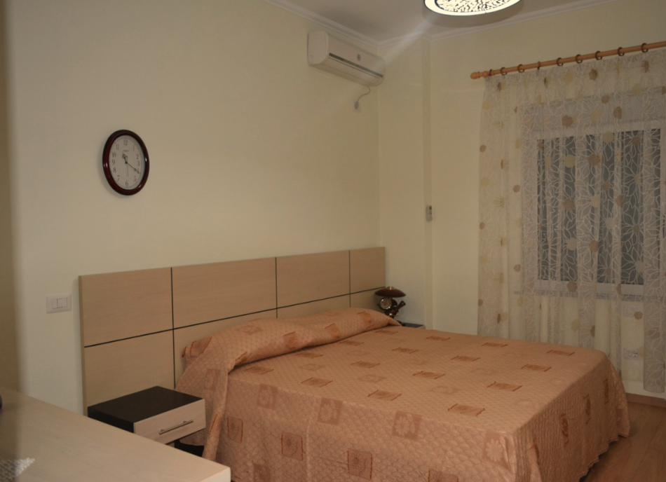 Tirane, jepet me qera apartament 2+1+Ballkon Kati 7, 100 m² 750 € (Pazari i Ri)