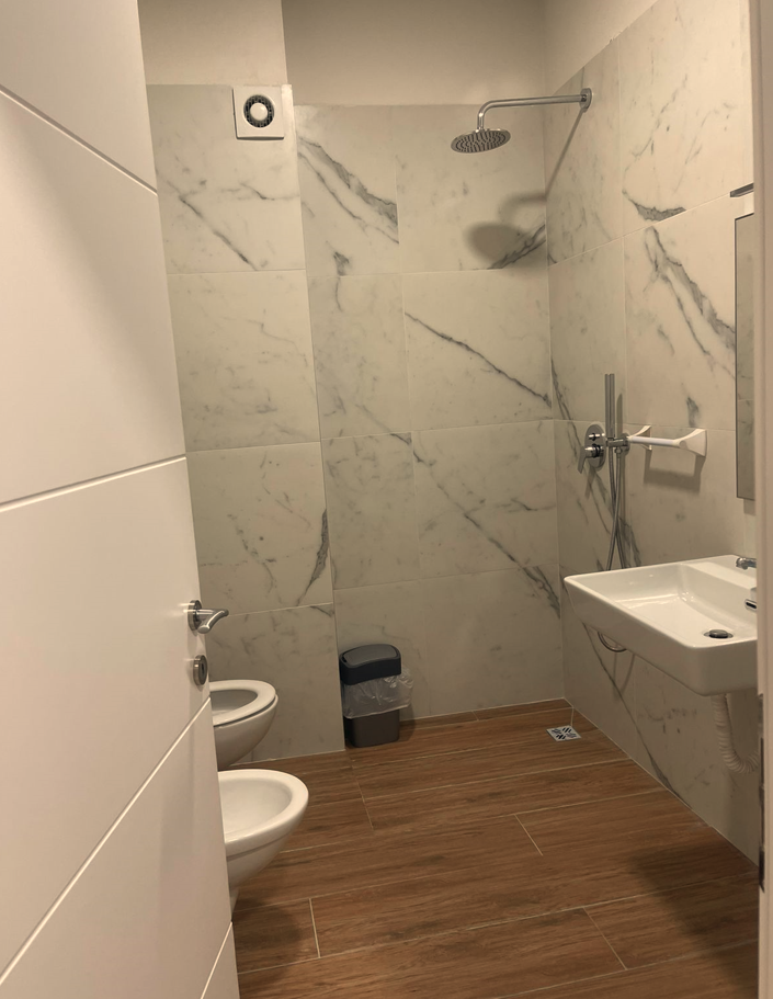 Tirane, jepet me qera zyre Kati 2, 162 m² 2.000 € (Rruga e Kosovareve)