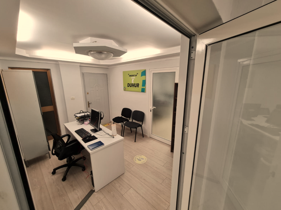 Tirane, jepet me qera zyre Kati 2, 120 m² 950 € (Bllok)