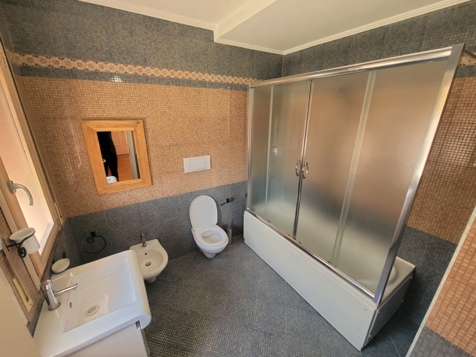 Tirane, jepet me qera apartament duplex/post parkimi 3+1+Ballkon Kati 6, 275 m² 1.500 € (Fakulteti Juridik)
