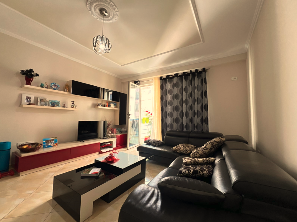 Tirane, shes apartament 2+1+Ballkon Kati 5, 99 m² 134.000 € (Yzberisht)