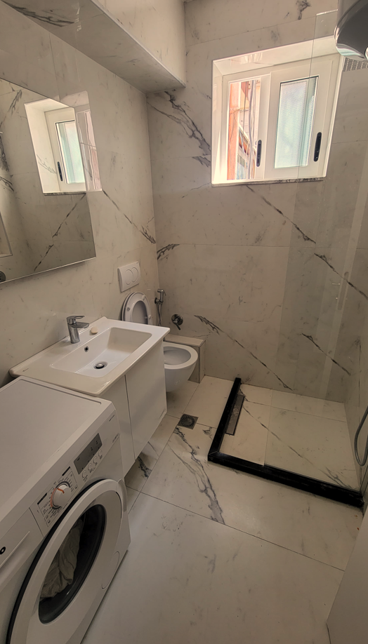Tirane, shes apartament 2+1+Ballkon Kati 2, 85 m² 205.000 € (Bllok)