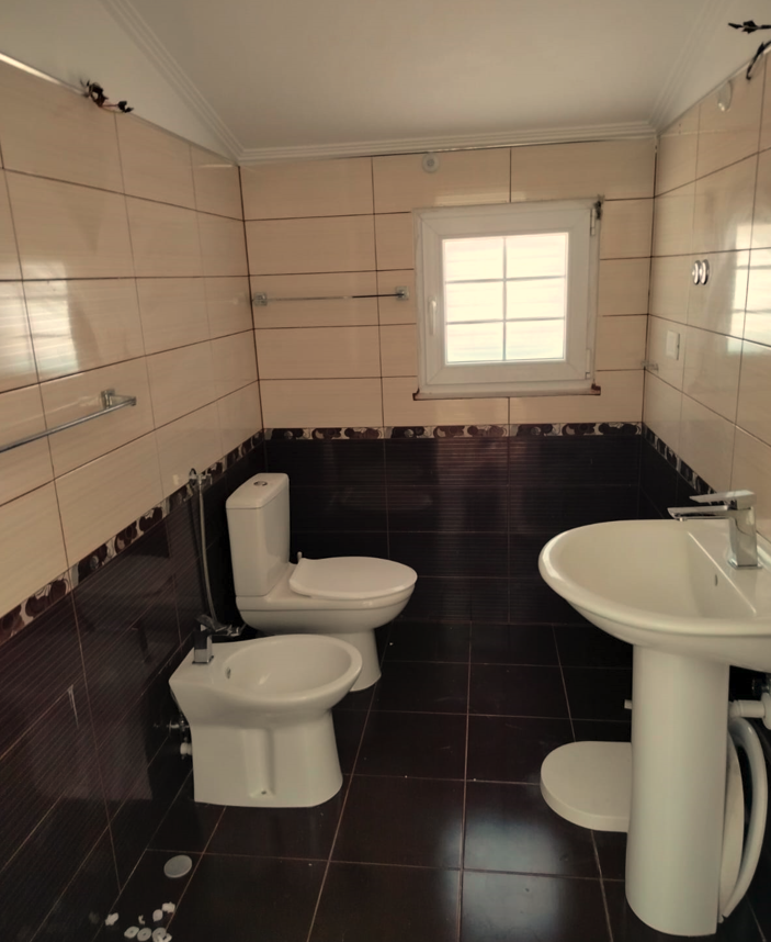 Tirane, jepet me qera Vile 3 Katshe Kati 0, 300 m² 1.300 € (Kthesa e Kamzes)