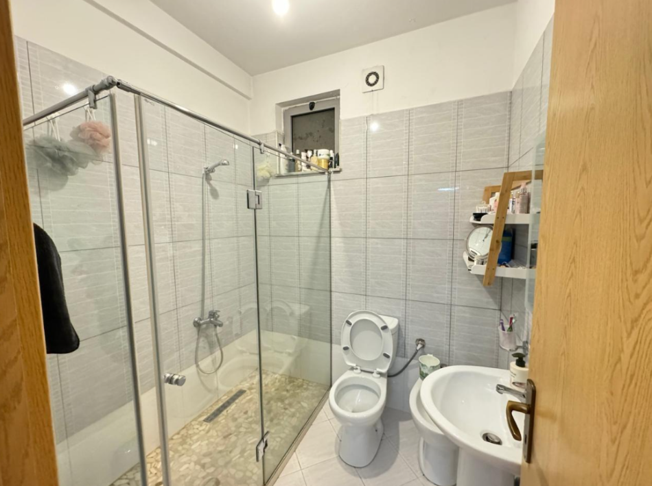 Tirane, shes apartament 2+1+Ballkon Kati 7, 87 m² 132.000 € (Astir)