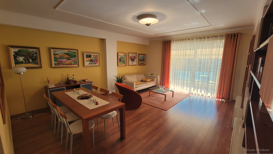 Tirane, jepet me qera apartament 2+1+Ballkon Kati 4, 136 m² 1.600 € (Bllok)