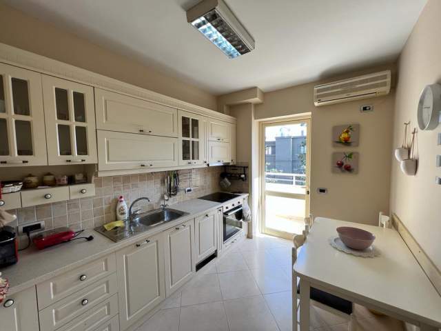 Tirane, shitet apartament 2+1+A+BLK Kati 4, 115 m² 200.000 Euro (Rruga Faik Konica)