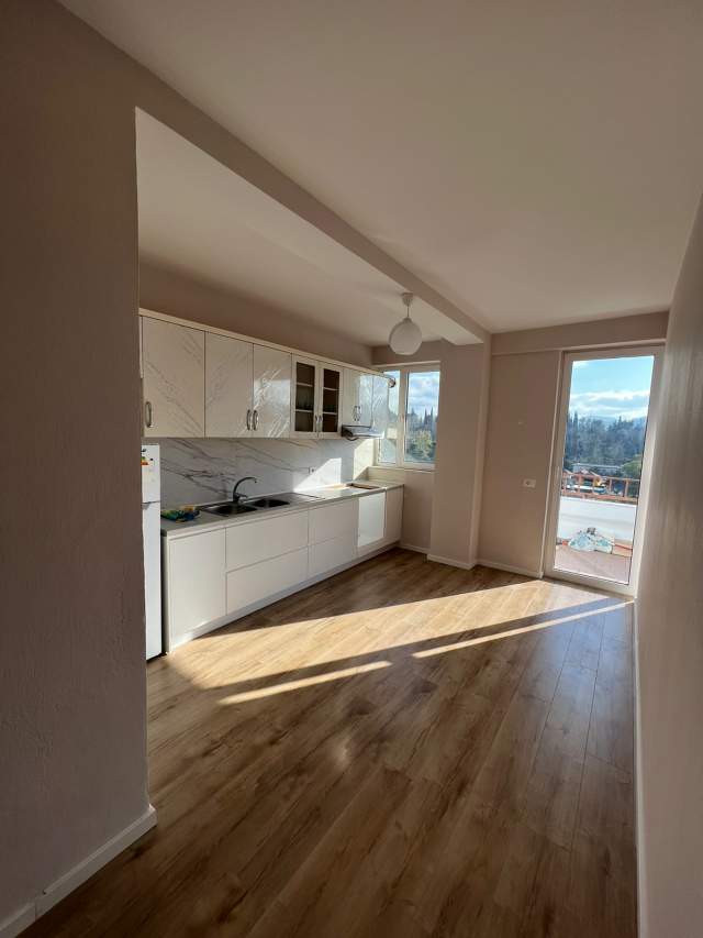 Tirane, jepet me qera zyre Kati 8, 141 m² 800 Euro (bllok , garda)