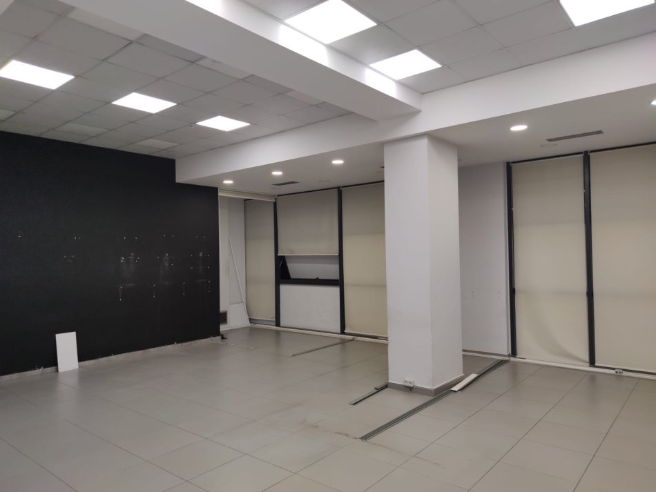 Jepet me qera zyre te Kristal Center 108 m2  me  4 poste parkimi 1400 euro ( Ideale per zyra te ndryshme , qender estetike , klinika etje )