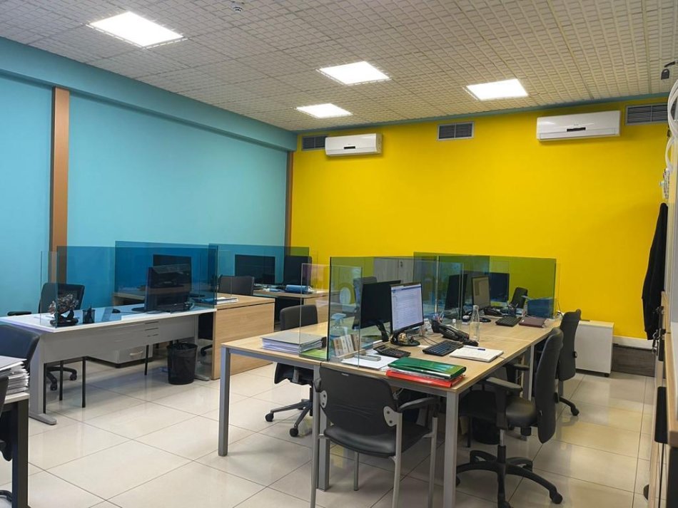 Tirane, jepet me qera zyre Kati 2, 222 m² 4.000 € (bllok)