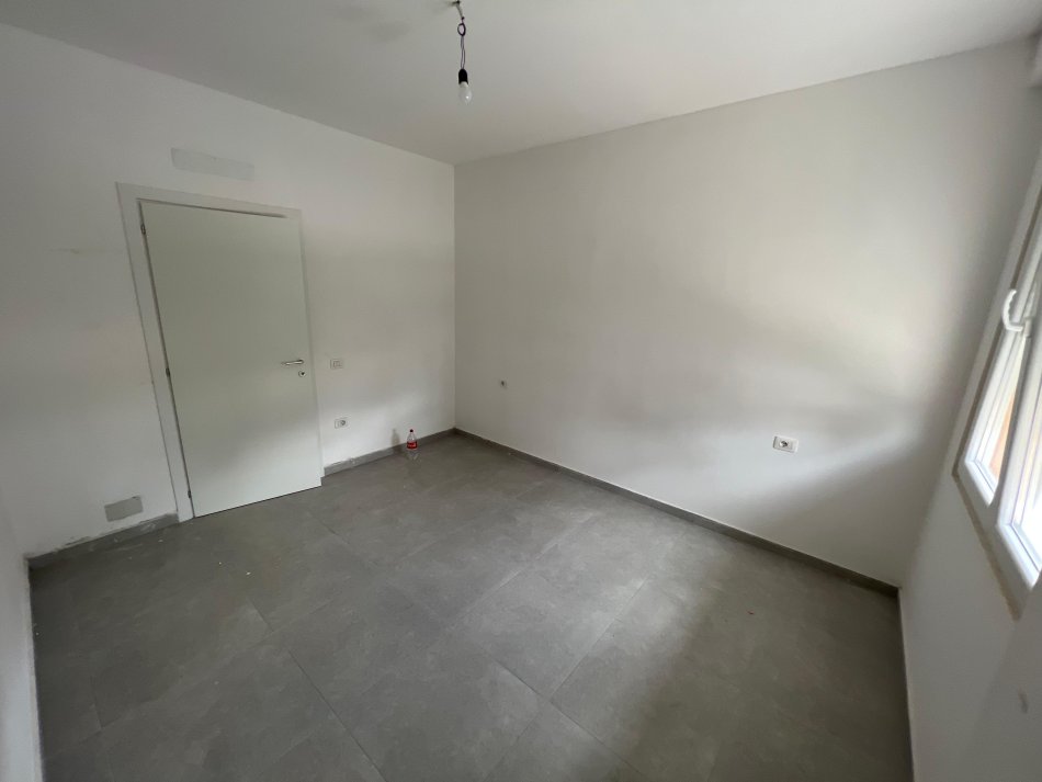 Tirane, jepet me qera apartament 2+1 Kati 4, 83 m² 450 € (rruga 5 maji)