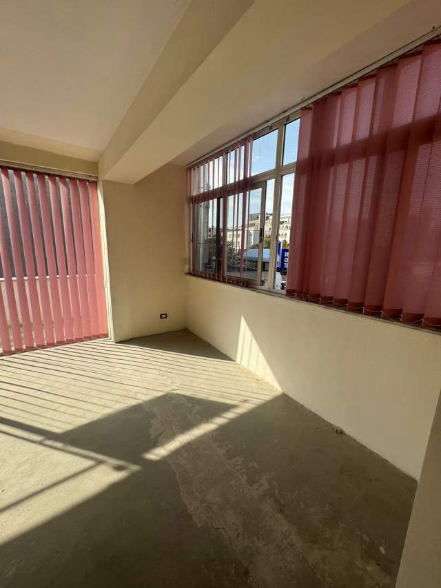 Tirane, jepet me qera ambjent biznesi Kati 2, 40 m² 65.000 Leke (prane Diamond Dental)