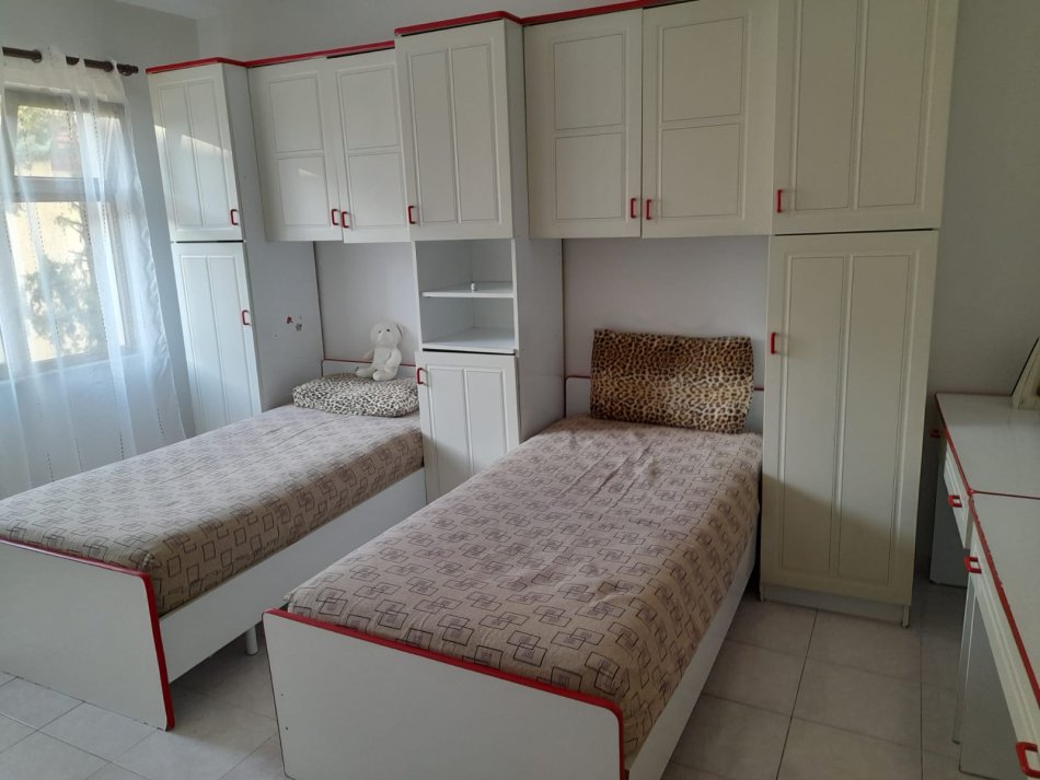 Tirane, jepet me qera apartament 2+1+Ballkon Kati 2, 85 m² 600 € (Qender , te plazza rruga qemal stafa)