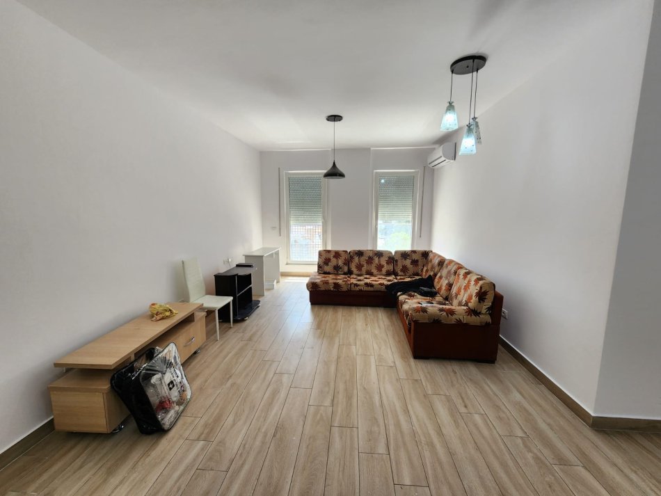 Tirane, jepet me qera apartament 1+1+Ballkon Kati 3, 70 m² 330 € (Don Bosko)