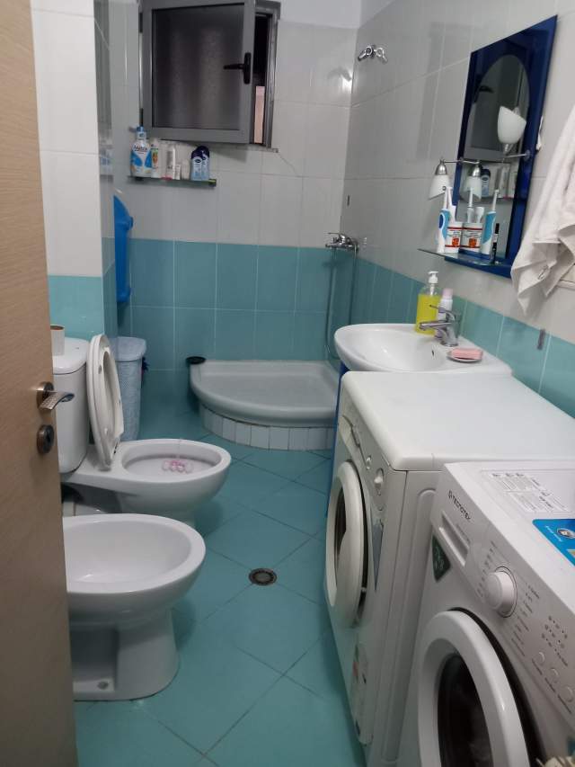 Tirane, jepet me qera apartament 1+1 Kati 2, 72 m² 30.000 Leke (Rruga Muhamed Deliu)