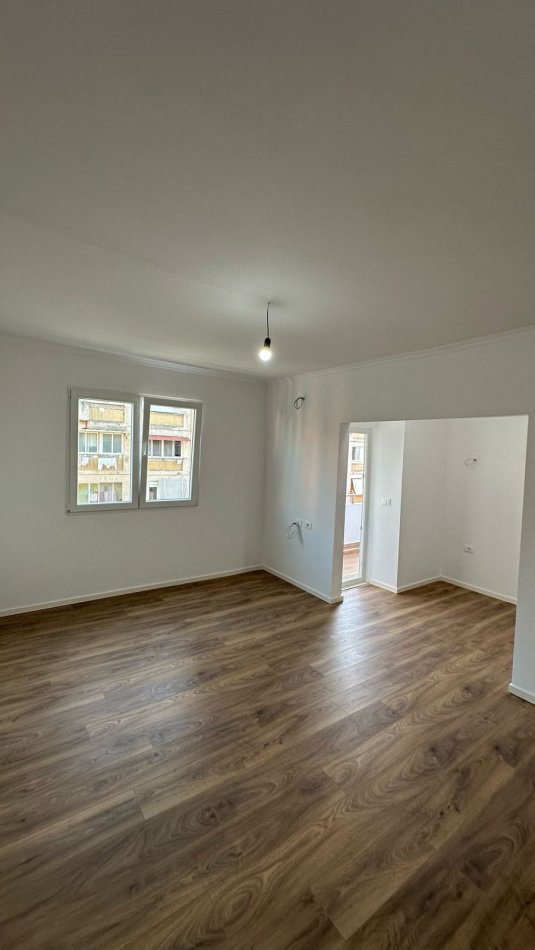 Tirane, shitet apartament 2+1+Ballkon Kati 4, 75 m² 148.000 € (Rr Kavajes)
