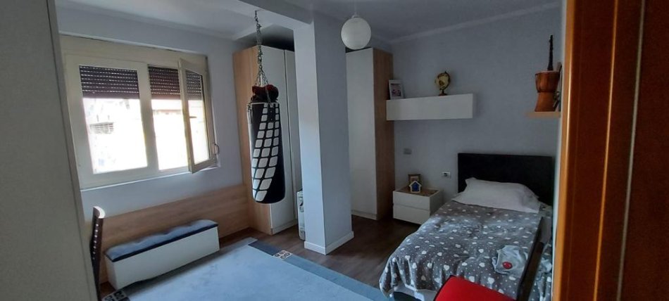 Tirane, jepet me qera apartament 2+1 Kati 3, 100 m² 650 € (Stadiumi dinamo)