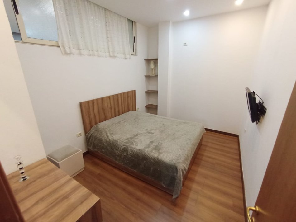 Tirane, jepet me qera apartament 1+1 Kati 1, 62 m² 600 € (selvia)