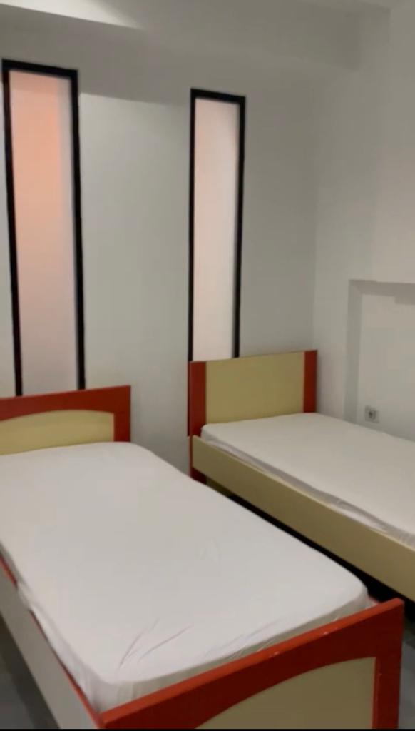 Tirane, jepet me qera shtepi 2+1 Kati 1, 100 m² 500 Euro (gprane Gjykates Administrative)