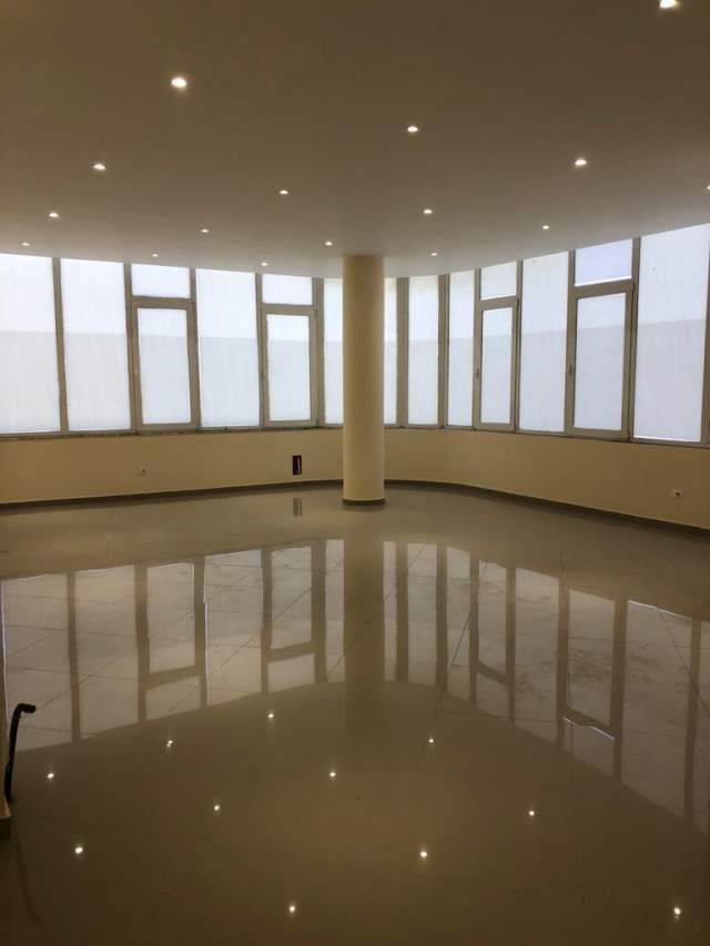 Durres, jepet me qera ambjent biznesi Kati 2, 259 m² 1.000 Euro (Rruga e Vollgave)