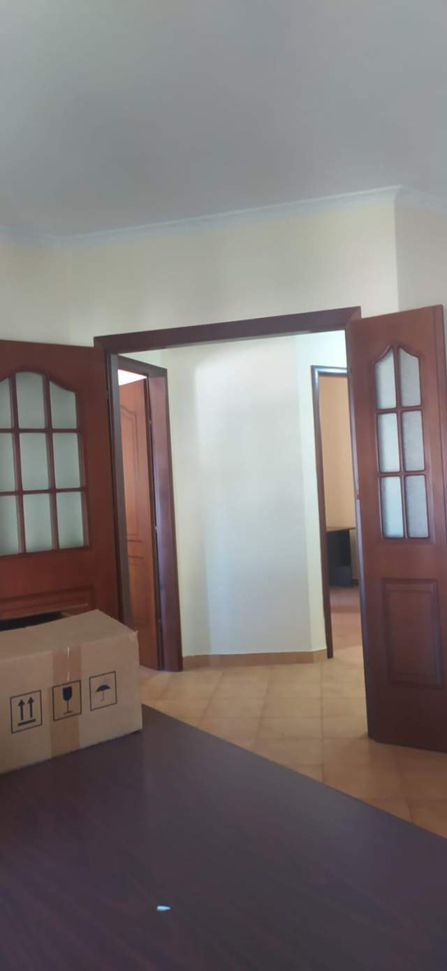 Tirane, jepet me qera apartament 2+1 105 m² 400 Euro (ZOGU ZI)