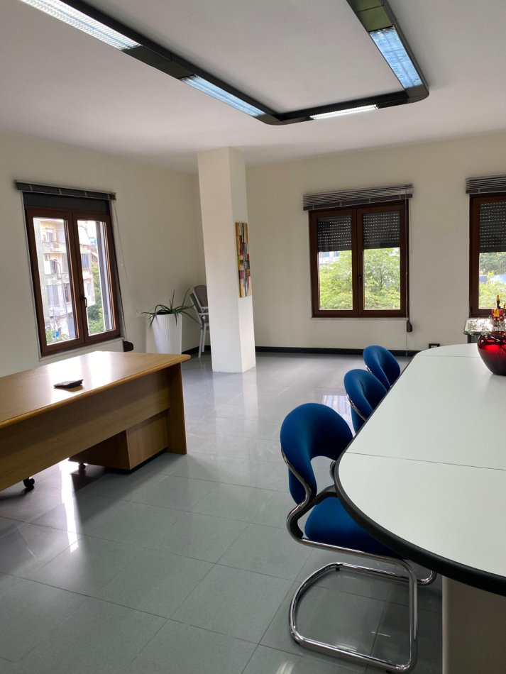 Tirane, jepet me qera zyre Kati 3, 100 m² 1.000 € (Rruga E Elbasanit)