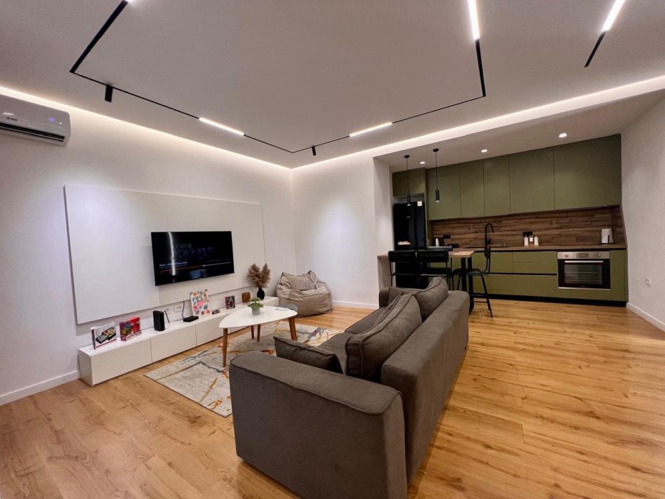 Tirane, jepet me qera apartament 1+1+Ballkon Kati 2, 72 m² 700 € (Komuna e Parisit)