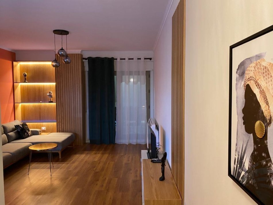Tirane, jepet me qera apartament 1+1 Kati 2, 77 m² 800 € (RRUGA KAVAJES)