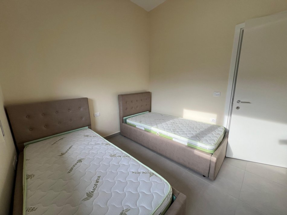 Tirane, jepet me qera apartament 2+1+Aneks+Ballkon Kati 1, 85 m² 500 € (ALI DEMI)