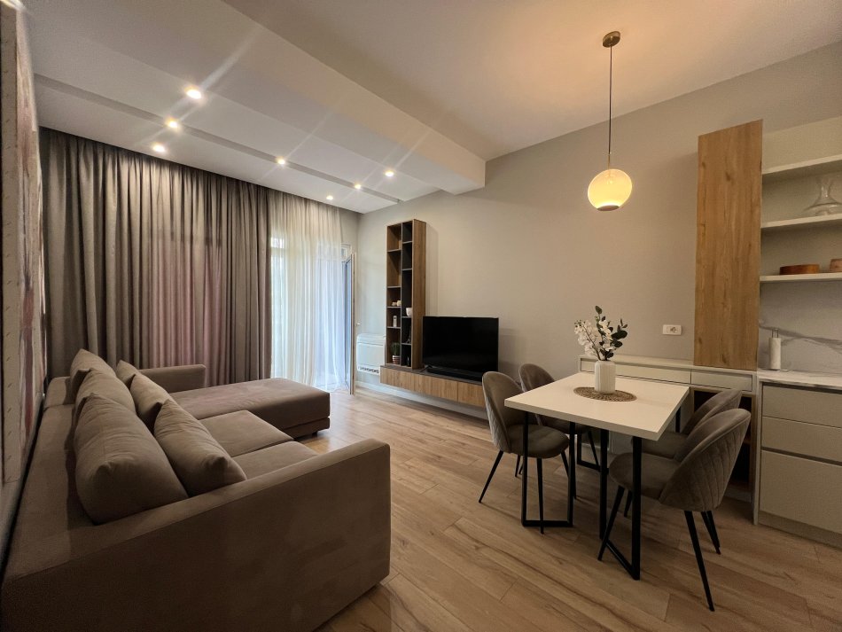 Tirane, jepet me qera apartament 2+1+Ballkon Kati 3, 95 m² 850 € (Pranë Square 21)