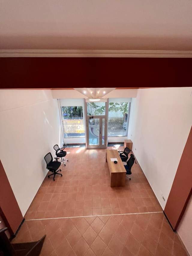 Tirane, jepet me qera ambjent biznesi Kati 0, 62 m² 600 Euro (Ambasada Swedeze)