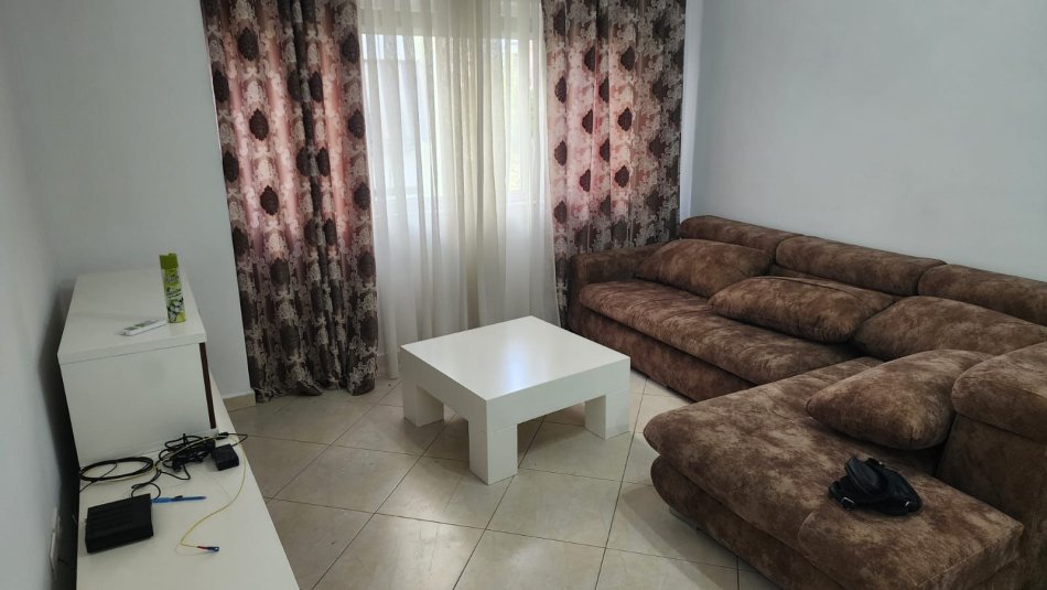 Tirane, jepet me qera apartament 1+1 Kati 8, 60 m² 400 € (Kombninat)
