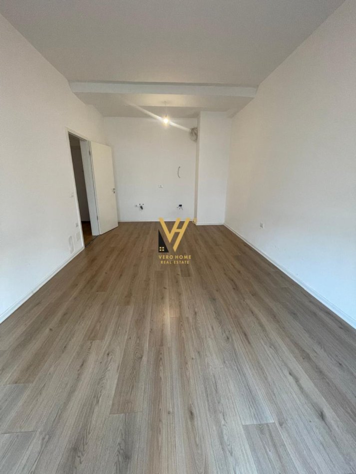 Tirane, jepet me qera zyre Kati 10, 115 m² 600 € (21 DHJETORI , KOMPLEKSI KONTAKT)