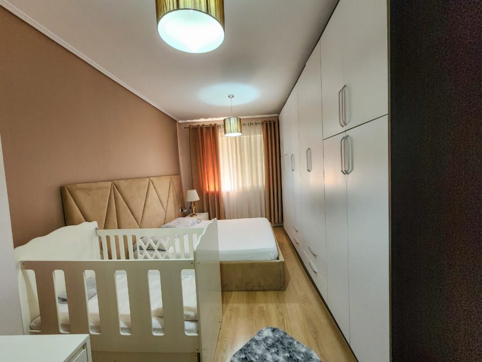 Tirane, jepet me qera apartament 2+1 (i mobiluar) Kati 7, 550 €  Astir (pallatet fratari)