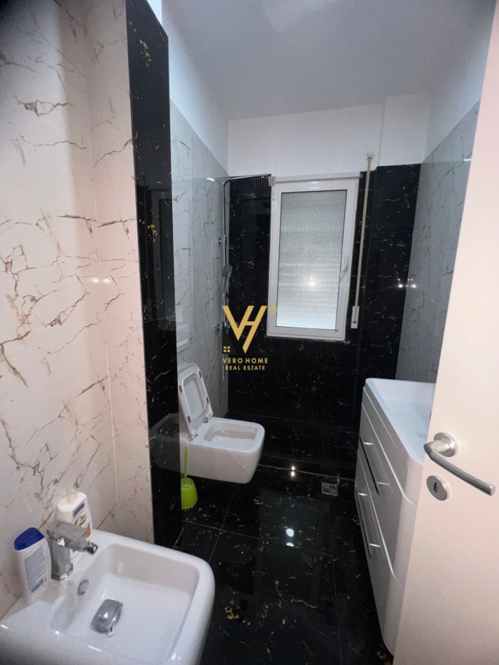 Tirane, jepet me qera apartament 3+1+Ballkon Kati 4, 120 m² 1.000 € (LIQENI I THATE)
