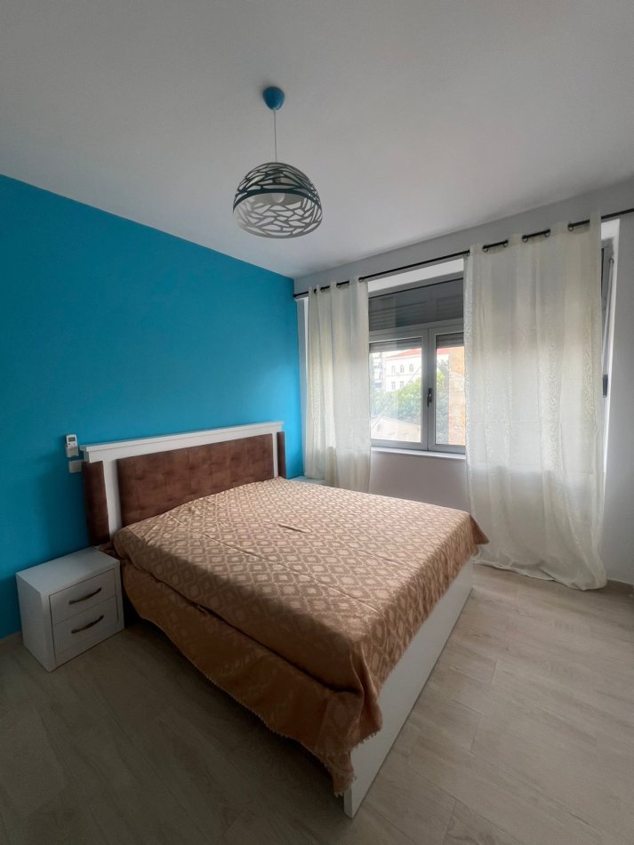 Tirane, jepet me qera apartament Kati 4, 850 € (Sheshi Skenderbej)