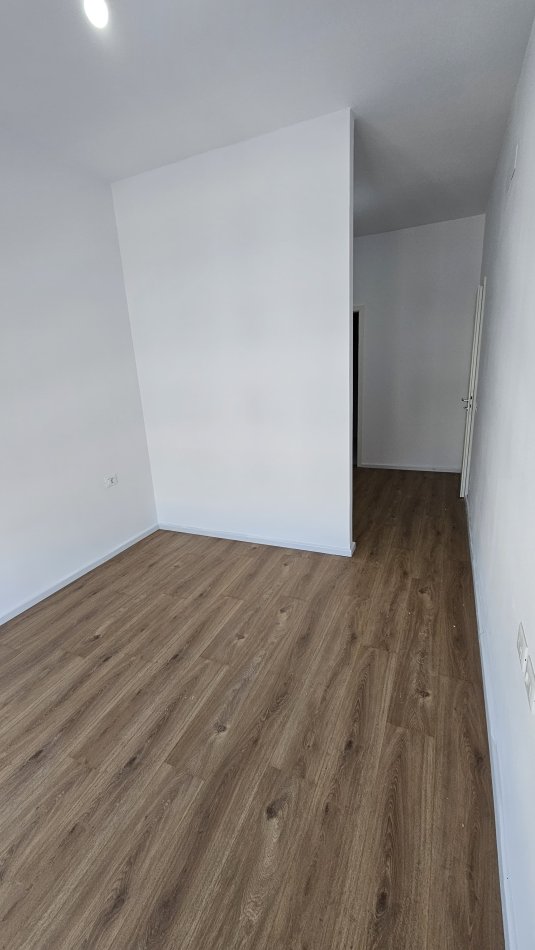 Tirane, jepet me qera apartament 2+1 Kati 7, 110 m² 400 € (Ali Demi)