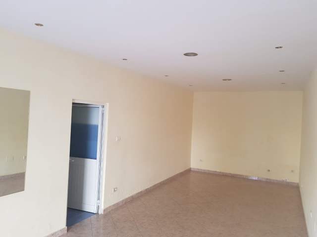 Elbasan, jepet me qera dyqan 18 m² 5000 Leke