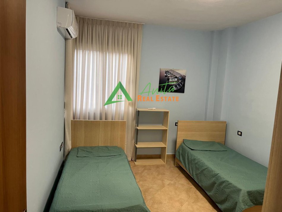 Tirane, jepet me qera apartament 2+1+Ballkon Kati 4, 118 m² (Rruga 5 Maji)