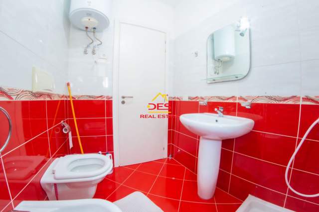Vlore, jepet me qera apartament 70 m² 300 Euro (Rruga Dhimiter Konomi, Vlore)