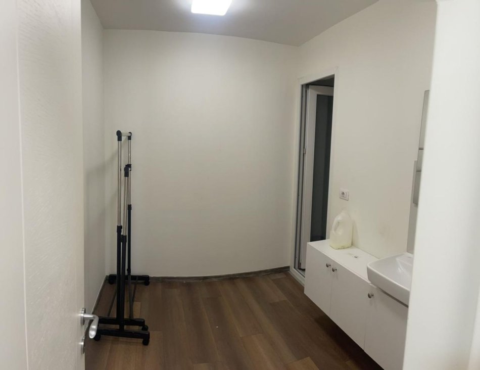 Tirane, jepet me qera apartament Kati 2, 95 m² 600 € (Rruga e Kavajes)