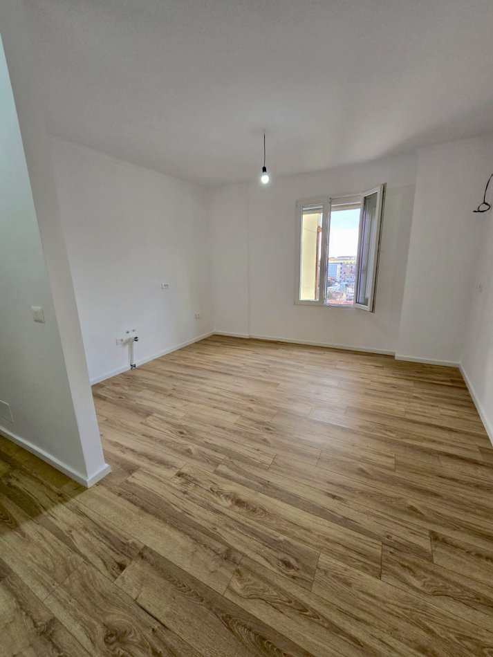 Shitet Apartament 2+1 ne Xhamllik