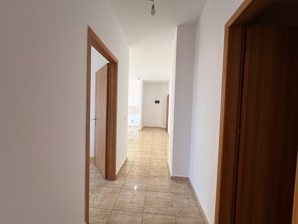 Tirane, jepet me qera apartament 2+1+Ballkon Kati 5, 100 m² 500 € (Selvia)