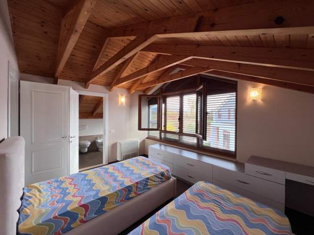 Tirane, jepet me qera Vile 4+1+BLK Kati 3, 250 m² 2.500 Euro (TEG)