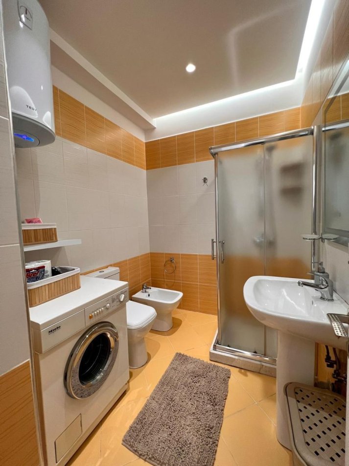 Tirane, jepet me qera apartament 1+1+Ballkon Kati 2, 72 m² 700 € (Komuna e Parisit)